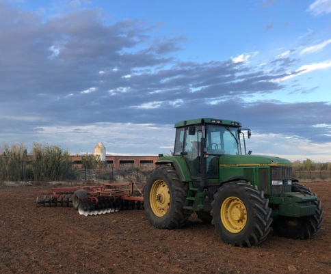 Trabajos y venta de productos agrícolas </p>
<p>y de cultivo
